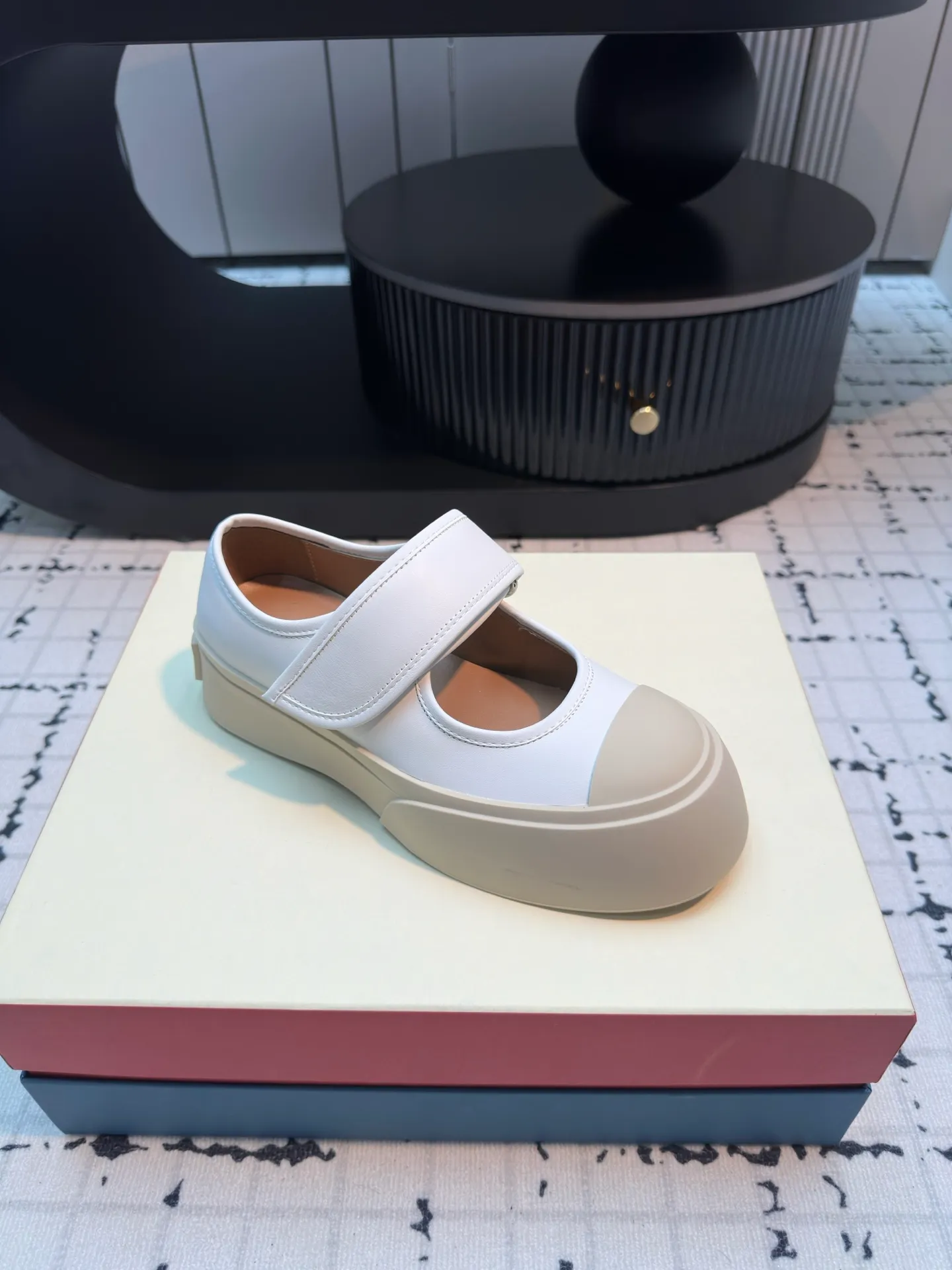 👟👟Ex-factory price 480👟👟 Large lace-up shoes, the cutest baby shoes in history. This year’s new colors are really beautiful, very fresh, and not bulky at all! A brand from an independent Italian designer, it has now become a famous brand in the international fashion industry. Since its establishment in 1994, the brand has expanded from women's clothing to men's clothing, bags, jewelry and glasses, and its product content is extremely rich! Marni's designs are not only bold in color and innovative in tailoring, but also very proud of its pure Italian origins. Not only are all its finished products produced in Italy, but they are also not authorized to operate, and the brands are all controlled by family members.  Upper: imported calfskin, lining/feet: cowhide laminated to high-density elastic latex, sole: rubber outsole, 4cm thick sole to lengthen legs, code number: 35/40 (40 is custom-made, non-refundable, non-exchangeable)